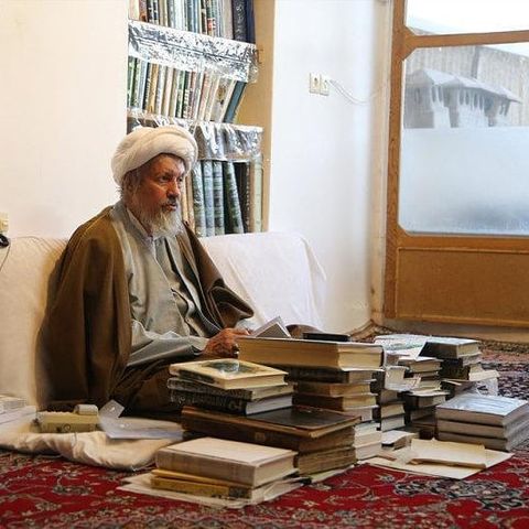 اذا مات العالم الفقیه ثلم فی الاسلام ثلمه لایسدها شیء