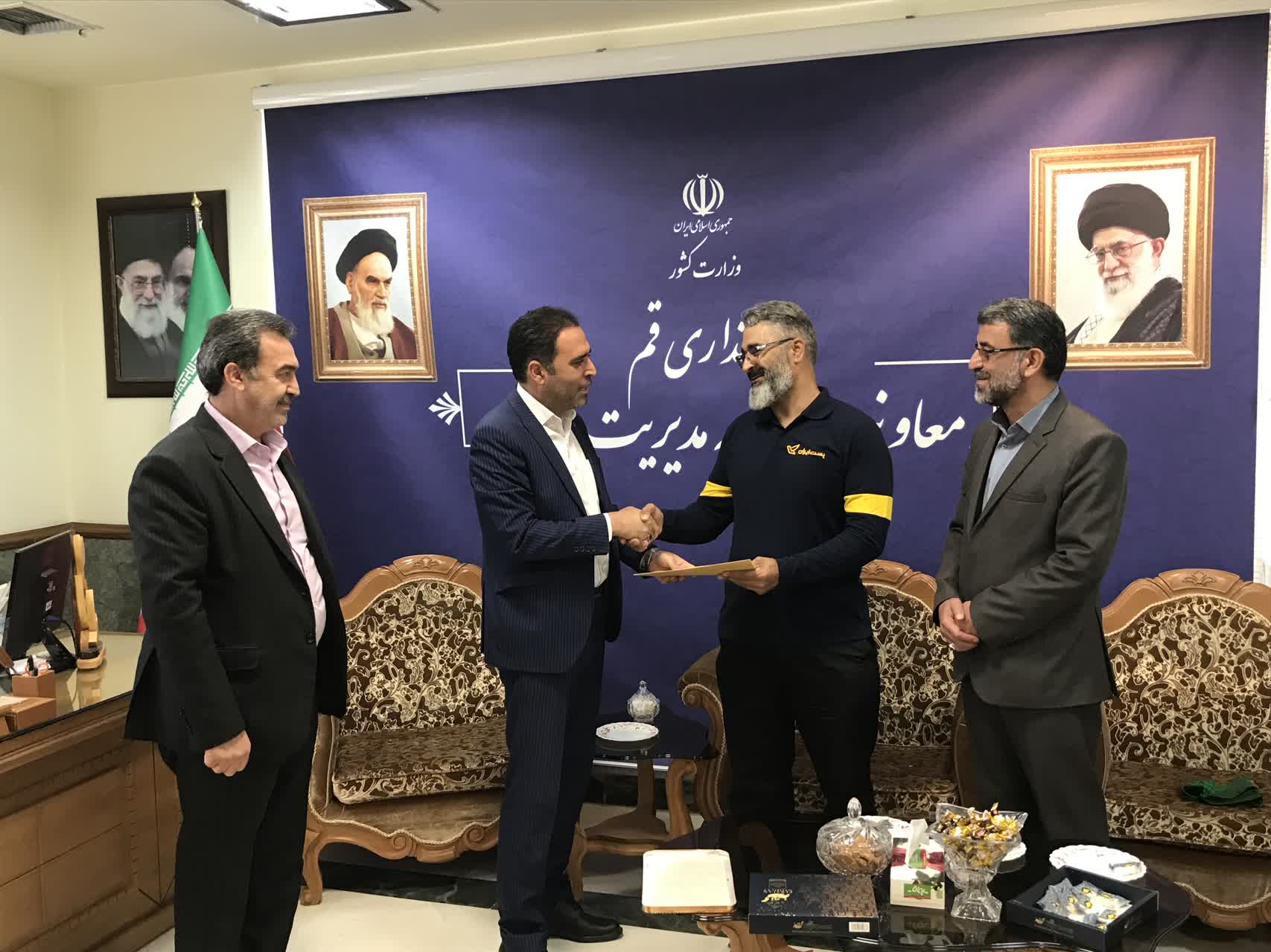 تجلیل معاون استاندار قم از پستچی وظیفه شناس